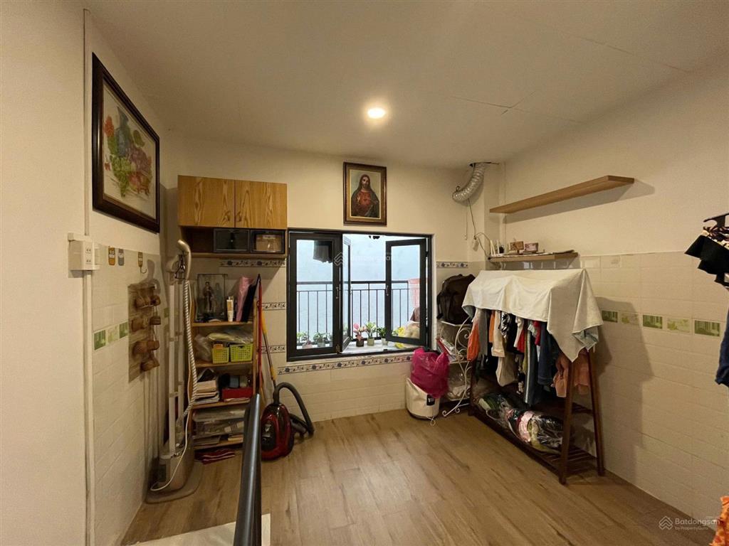 Nhà mới ở liền, trệt lầu. dt 3,5x7m. đường dương quảng hàm p.5 gv.