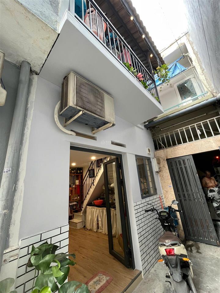 Nhà mới ở liền, trệt lầu. dt 3,5x7m. đường dương quảng hàm p.5 gv.