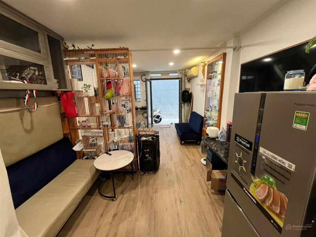 Nhà mới ở liền, trệt lầu. dt 3,5x7m. đường dương quảng hàm p.5 gv.