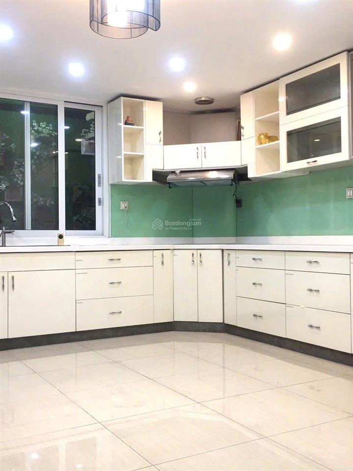 Chỉ 13.4 tỷ xe tải lê đại hành, q. 11. dt 6.1x14m, 1 trệt, 2 lầu, nhà biệt thự cũ
