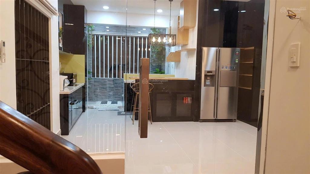 Chỉ 3.95 sở hữu chung cư phú thọ, q11. dt 68m2, 2 pn, cửa sổ thoáng mát, ban công hướng ra coopmart