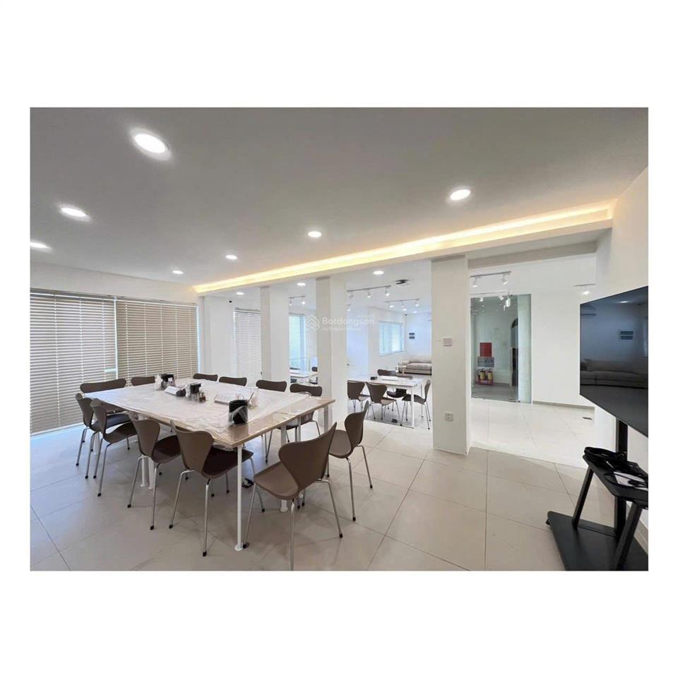 Mặt tiền 188190192 bàu cát 3, p. 12, tân bình, dt 12x17m, 1 trệt, 3 lầu, giá 80 triệu/tháng