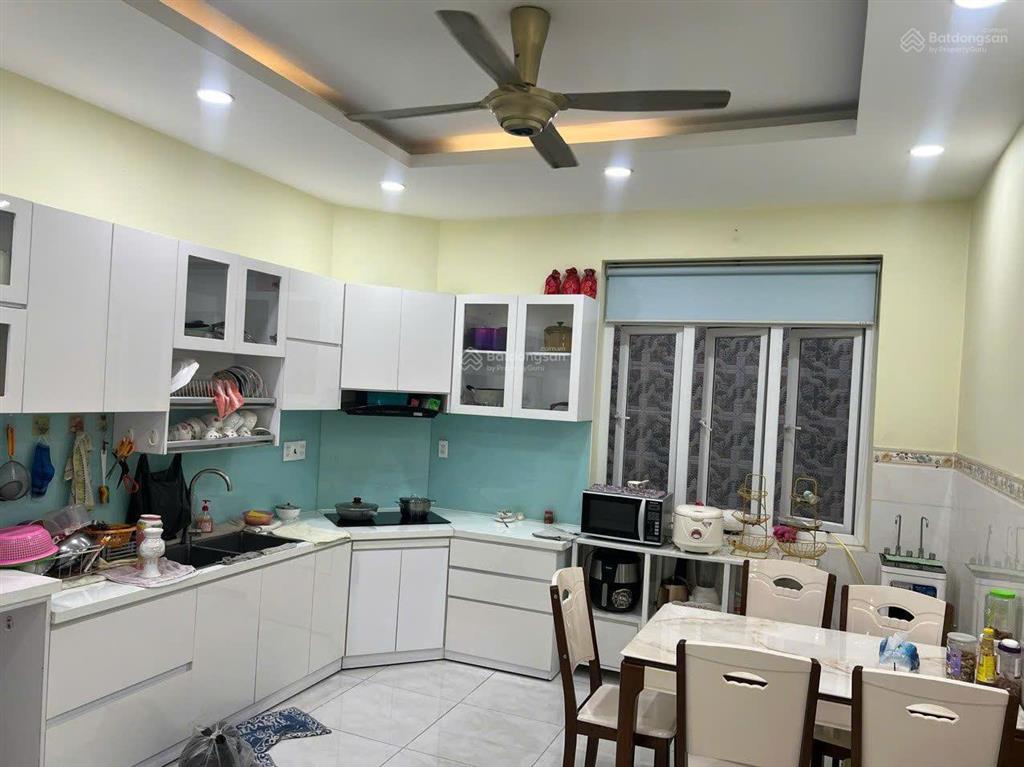 Hẻm xe hơi 351/22a lê đại hành, q 11, dt 11x13m, 3 lầu, giá 75 triệu/ tháng