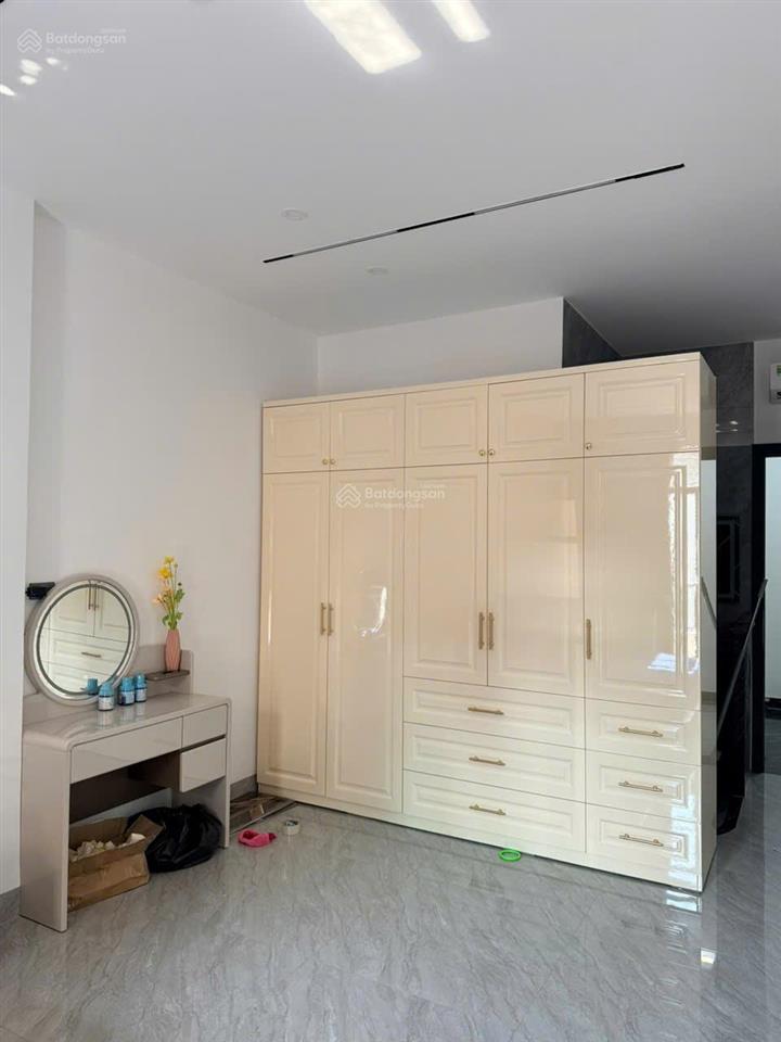 Mặt tiền 22a lý thường kiệt, quận 10. dt 3.8x17m, 1 trệt, 3 lầu, 5 pn, 6wc, giá 35 triệu/tháng