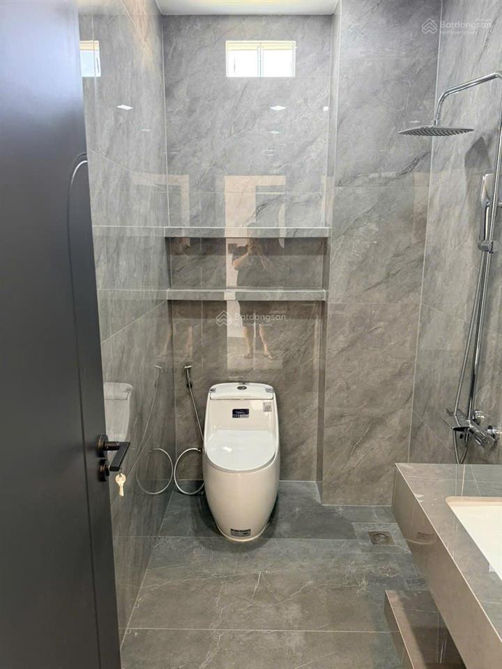 Mặt tiền 22a lý thường kiệt, quận 10. dt 3.8x17m, 1 trệt, 3 lầu, 5 pn, 6wc, giá 35 triệu/tháng