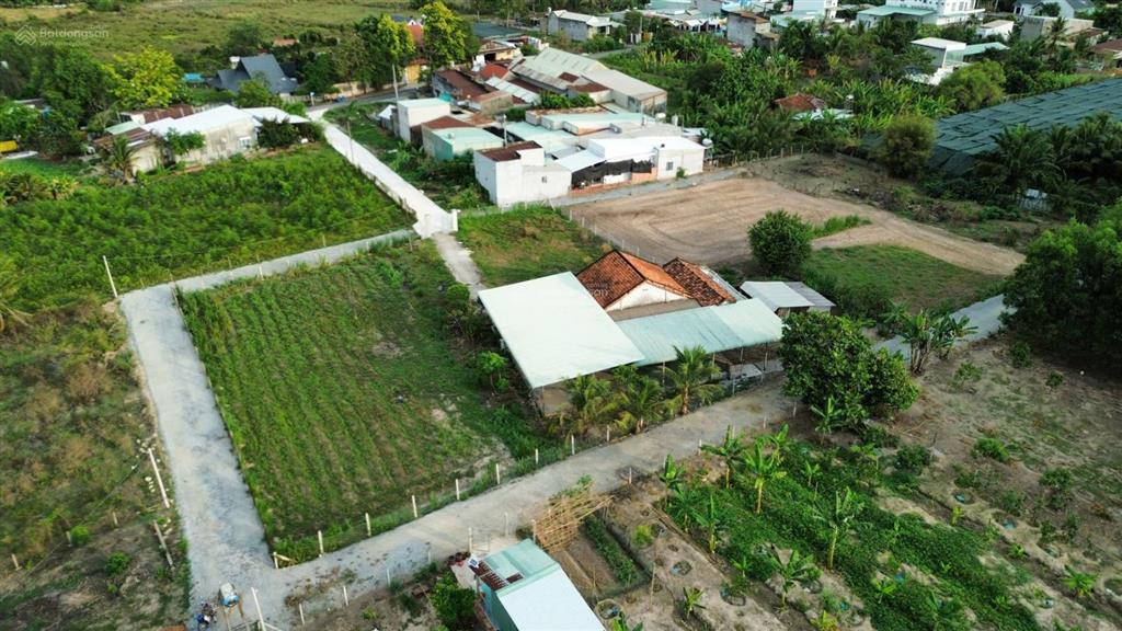 Bán gấp nhà vườn 3 mặt tiền ngay thị trấn củ chi. gần 2229m2 có 300m2 tc giá siêu rẻ