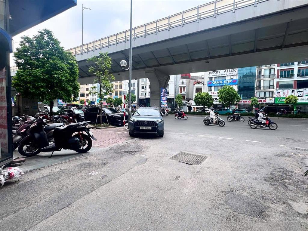 Cho thuê nhà làm văn phòng công ty, phố trường chinh, 350m2, ngõ ô tô 5m, ngõ thông, có thang máy.