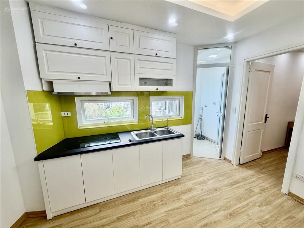 Chính chủ bán căn hộ 1 ngủ nhỉnh 1 tỷ, có hầm đỗ ô tô, full nội thất