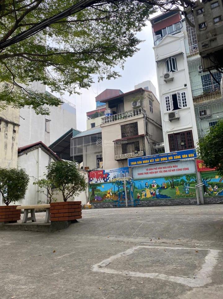Chính chủ bán nhà lô góc khu phân lô hoàng quốc việt, 61m1 giá 26,9 tỷ nhìn ra vườn hoa ô tô tránh