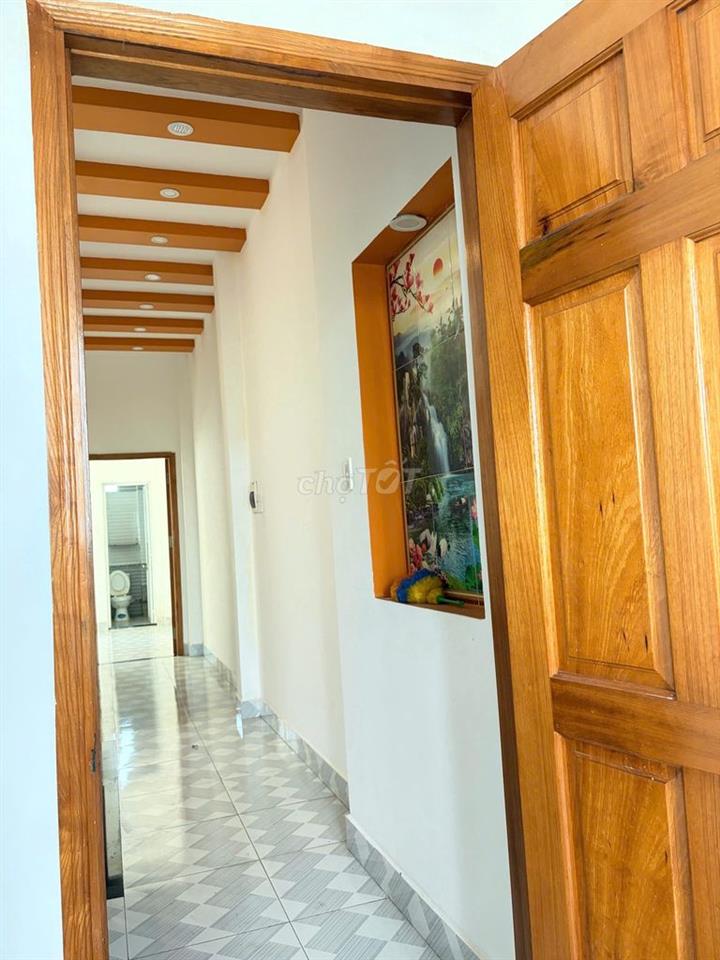 NHÀ 1LẨU GIÁP RANH THỊ TRẤN BẾN LỨC 1 tỷ  880