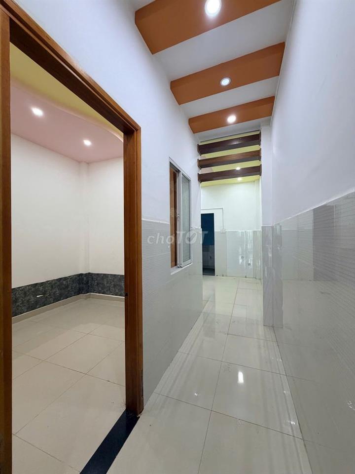NHÀ 1LẨU GIÁP RANH THỊ TRẤN BẾN LỨC 1 tỷ  880