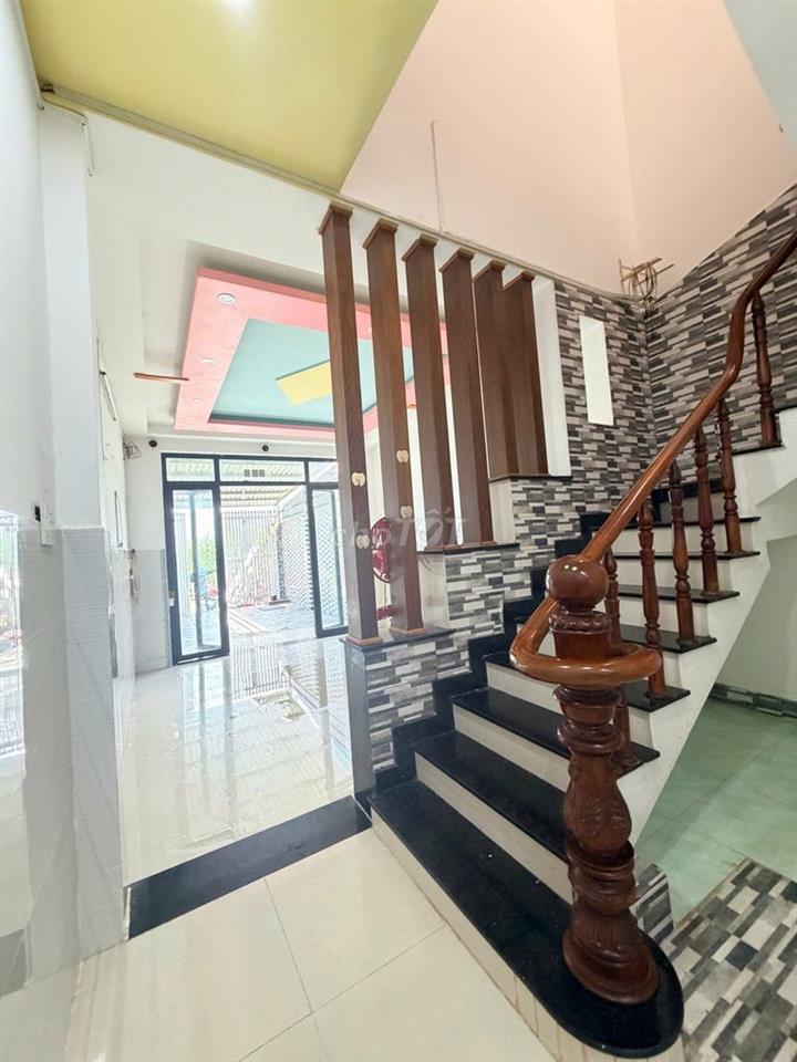 NHÀ 1LẨU GIÁP RANH THỊ TRẤN BẾN LỨC 1 tỷ  880