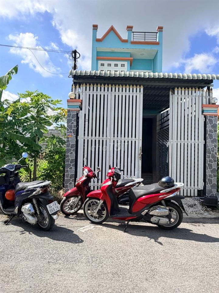 NHÀ 1LẨU GIÁP RANH THỊ TRẤN BẾN LỨC 1 tỷ  880