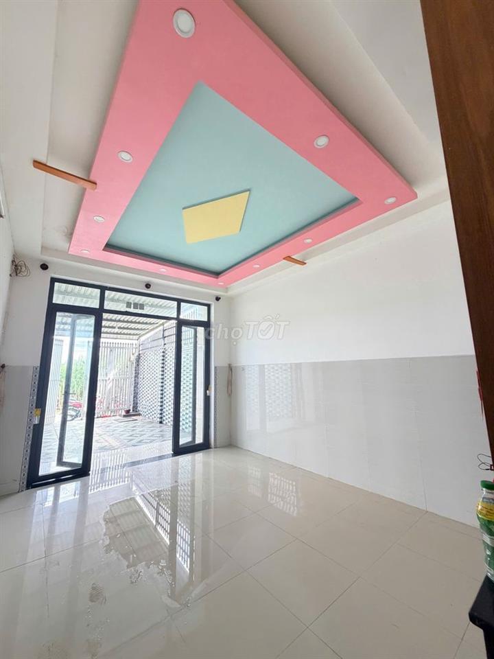 NHÀ 1LẨU GIÁP RANH THỊ TRẤN BẾN LỨC 1 tỷ  880