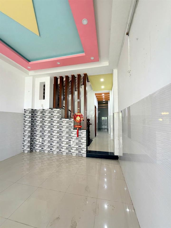 NHÀ 1LẨU GIÁP RANH THỊ TRẤN BẾN LỨC 1 tỷ  880