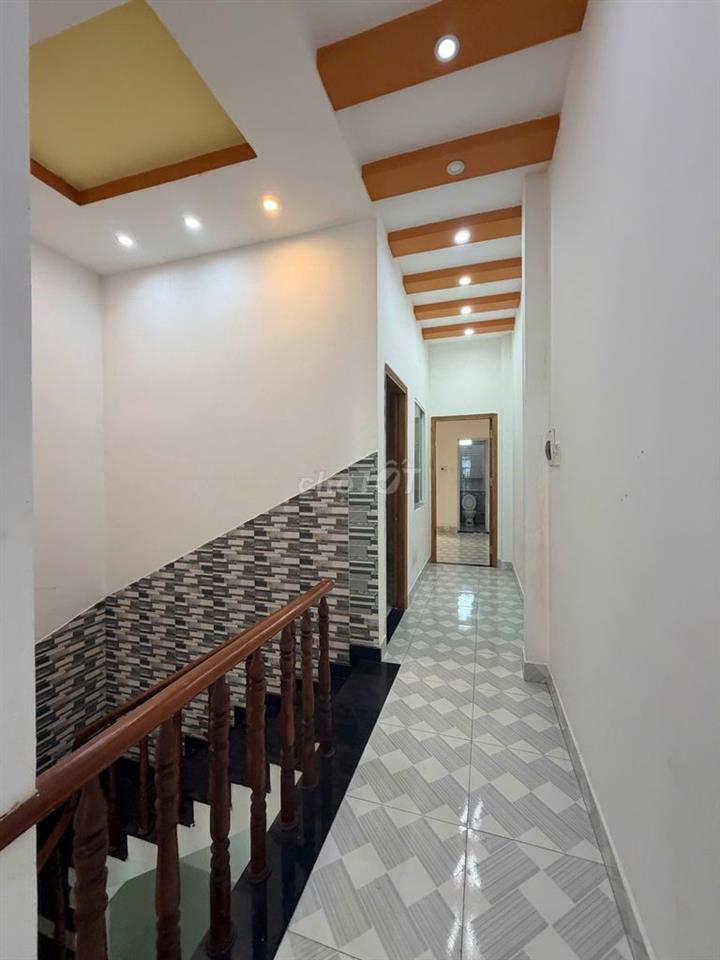 NHÀ 1LẨU GIÁP RANH THỊ TRẤN BẾN LỨC 1 tỷ  880