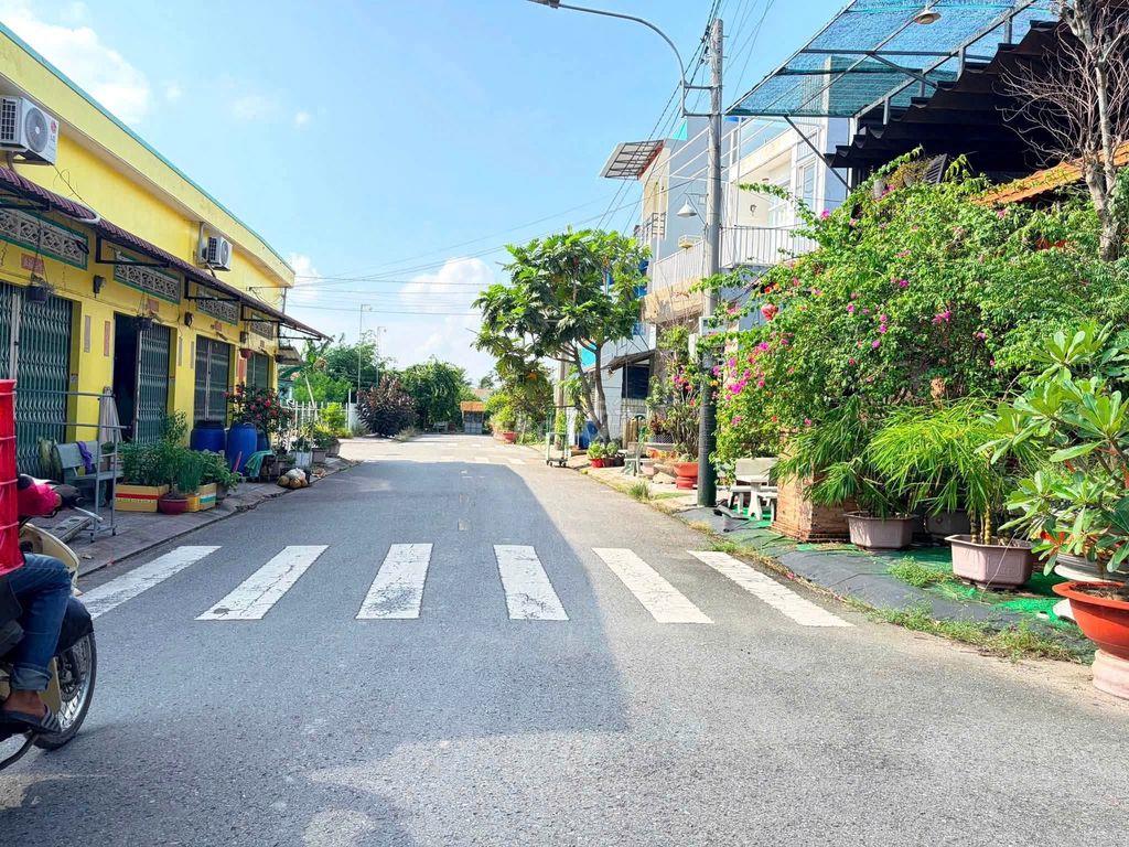 Đất hai mặt tiền trước và sau KDC Chợ LONG CANG