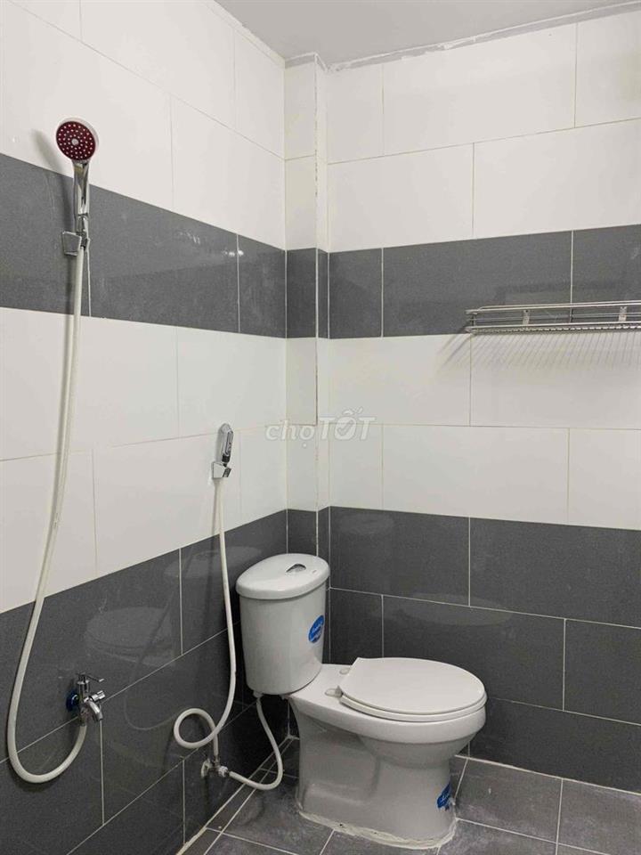 Phòng Ngay Ngã Tư Thủ Đức , kế Trường Sư Phạm Kỹ Thuật
