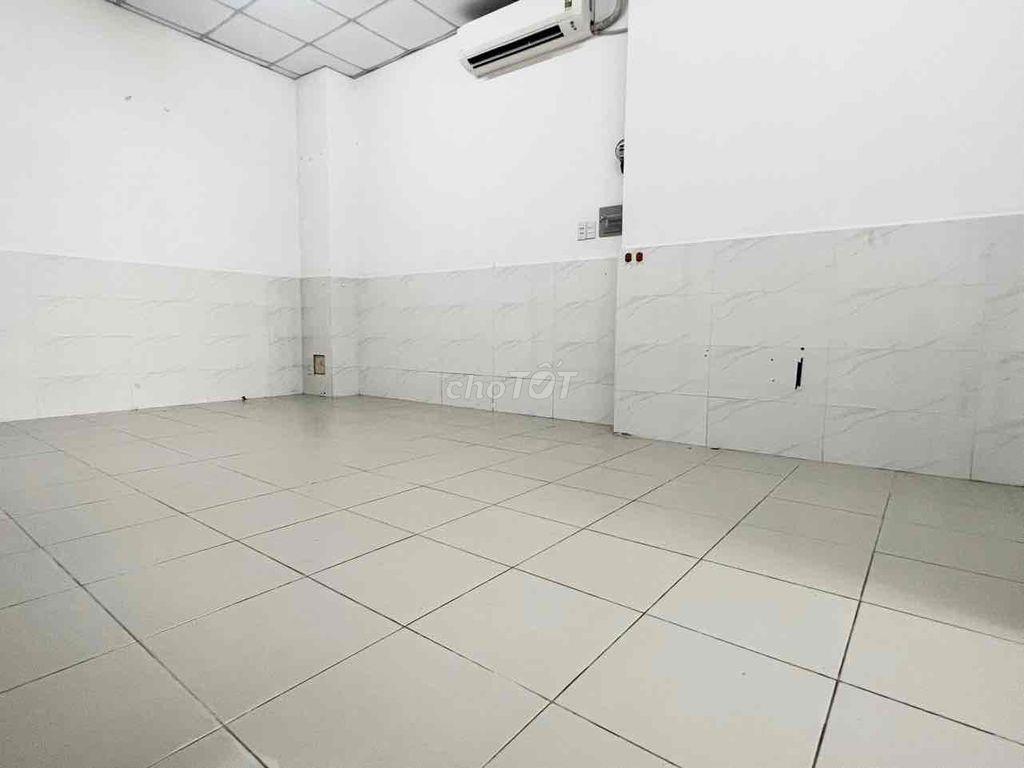 Phòng Rộng , Mặt tiền đường Kha Vạn Cân
