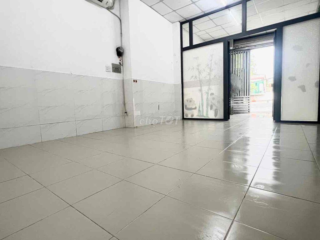 Phòng Rộng , Mặt tiền đường Kha Vạn Cân