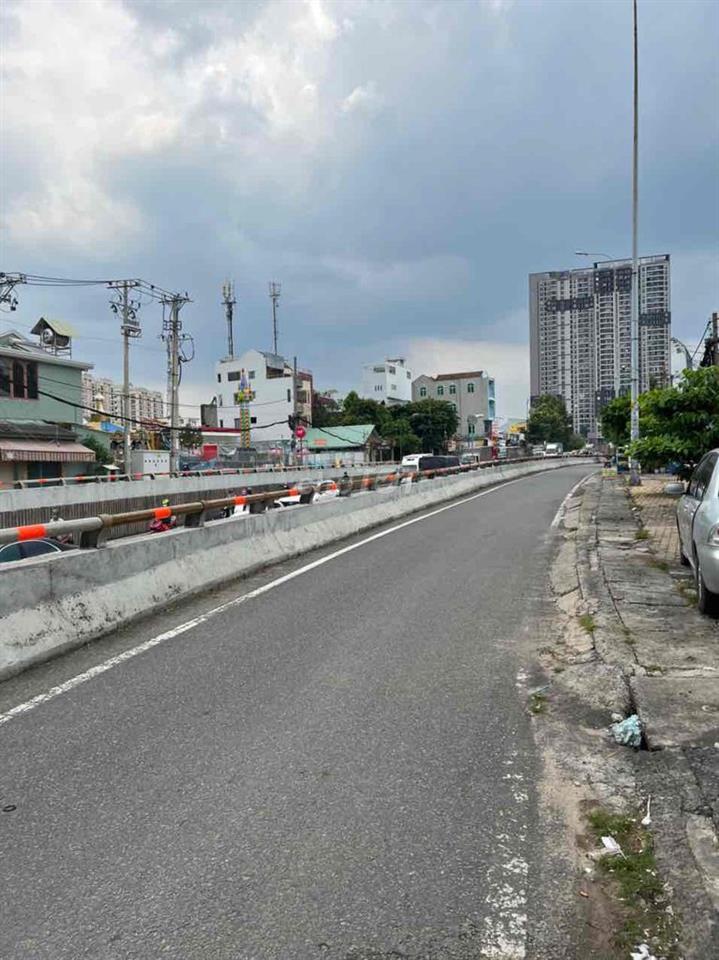 Phòng Rộng , Mặt tiền đường Kha Vạn Cân