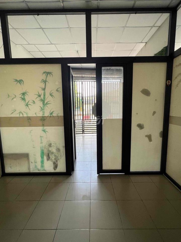 Phòng Rộng , Mặt tiền đường Kha Vạn Cân