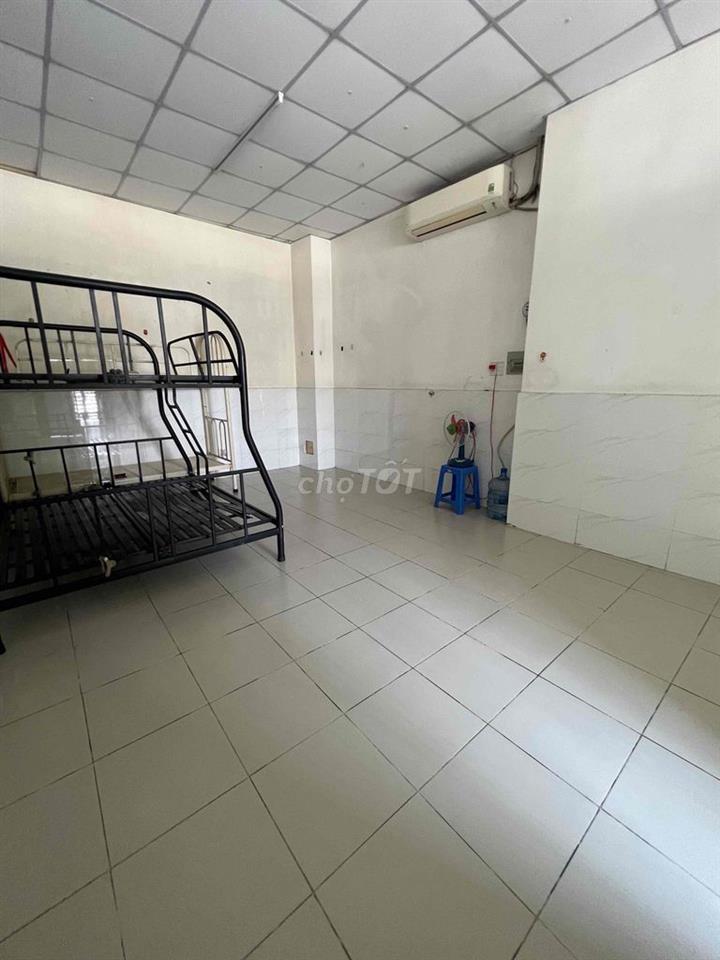 Phòng Rộng , Mặt tiền đường Kha Vạn Cân