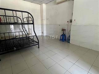 Phòng Rộng , Mặt tiền đường Kha Vạn Cân