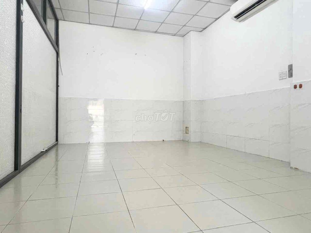 Phòng Rộng , Mặt tiền đường Kha Vạn Cân