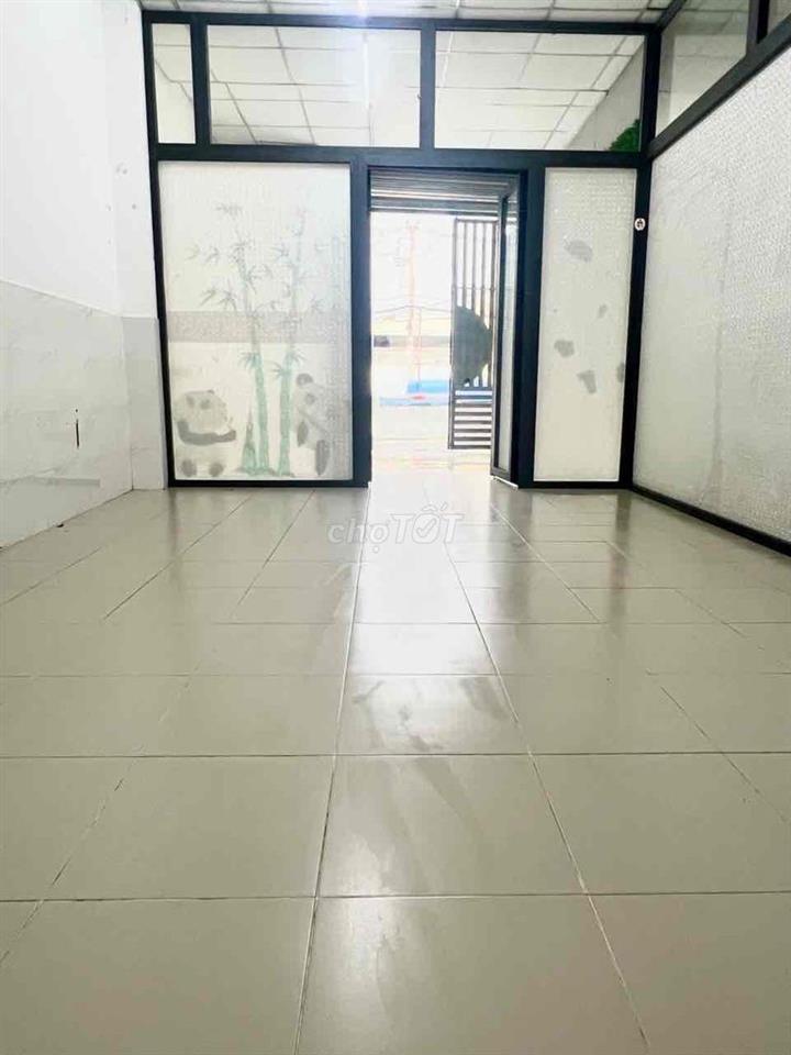 Phòng Rộng , Mặt tiền đường Kha Vạn Cân