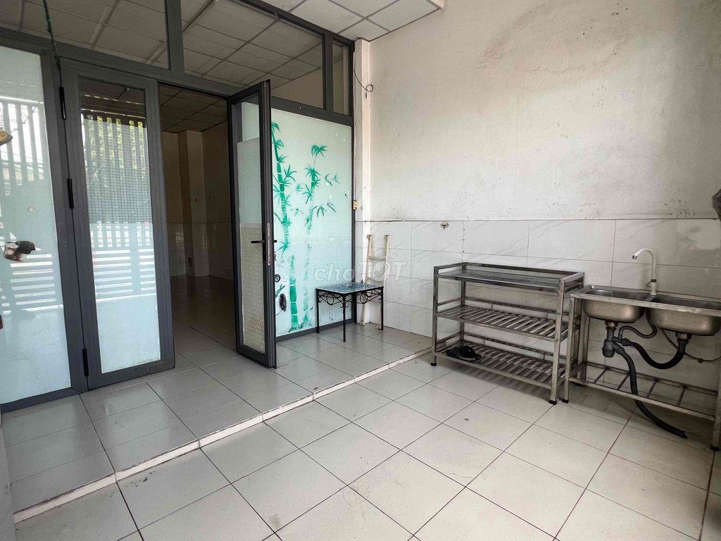 Phòng Rộng , Mặt tiền đường Kha Vạn Cân