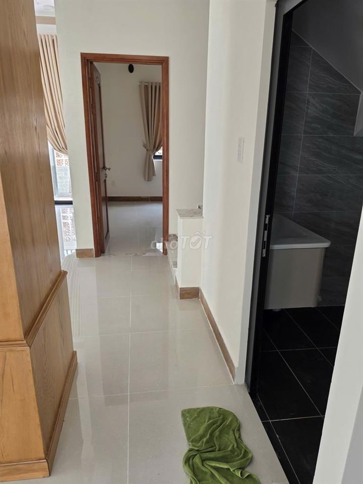Nhà đẹp 10x15 (4pn + 3wc + sân xe hơi) gần trường Nguyễn Hồng Đào