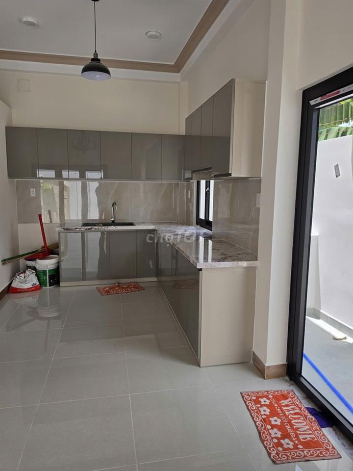 Nhà đẹp 10x15 (4pn + 3wc + sân xe hơi) gần trường Nguyễn Hồng Đào