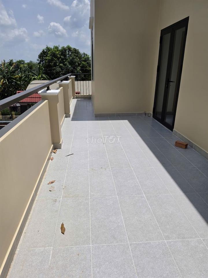 Nhà đẹp 10x15 (4pn + 3wc + sân xe hơi) gần trường Nguyễn Hồng Đào