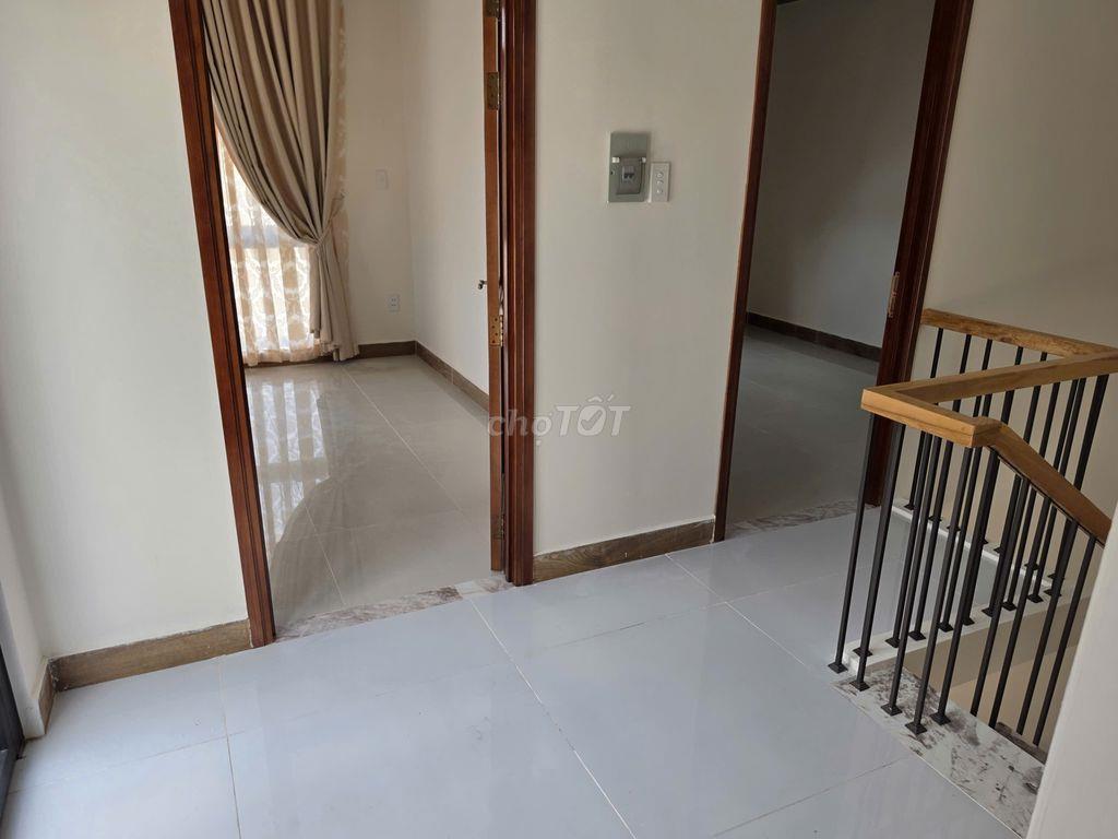 Nhà đẹp 10x15 (4pn + 3wc + sân xe hơi) gần trường Nguyễn Hồng Đào