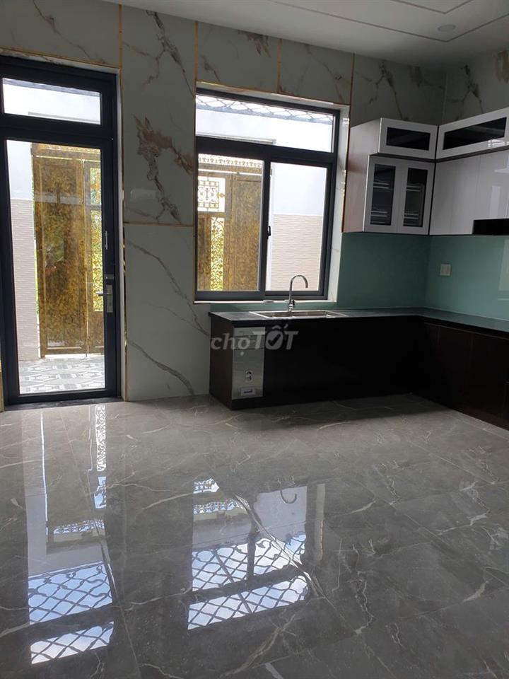 HOT-Nhà 3 lầu DT 5x20m (4pn) full nội thất cao cấp, gần chợ Hóc Môn
