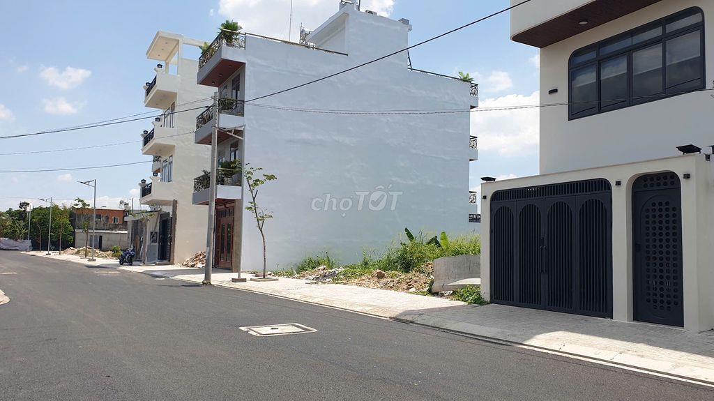 HOT-Nhà 3 lầu DT 5x20m (4pn) full nội thất cao cấp, gần chợ Hóc Môn