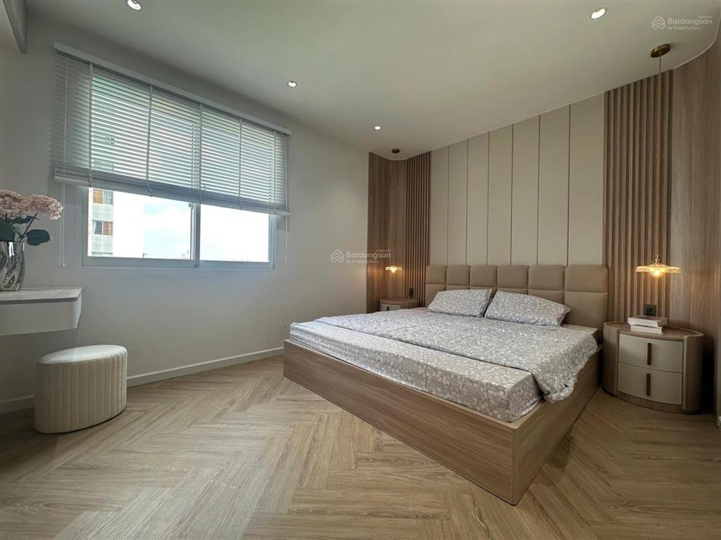 Bán gấp căn hộ cảnh viên, dt 120 m2, 3pn có ô xe, giá 9.4 tỷ.  0912 370 ***