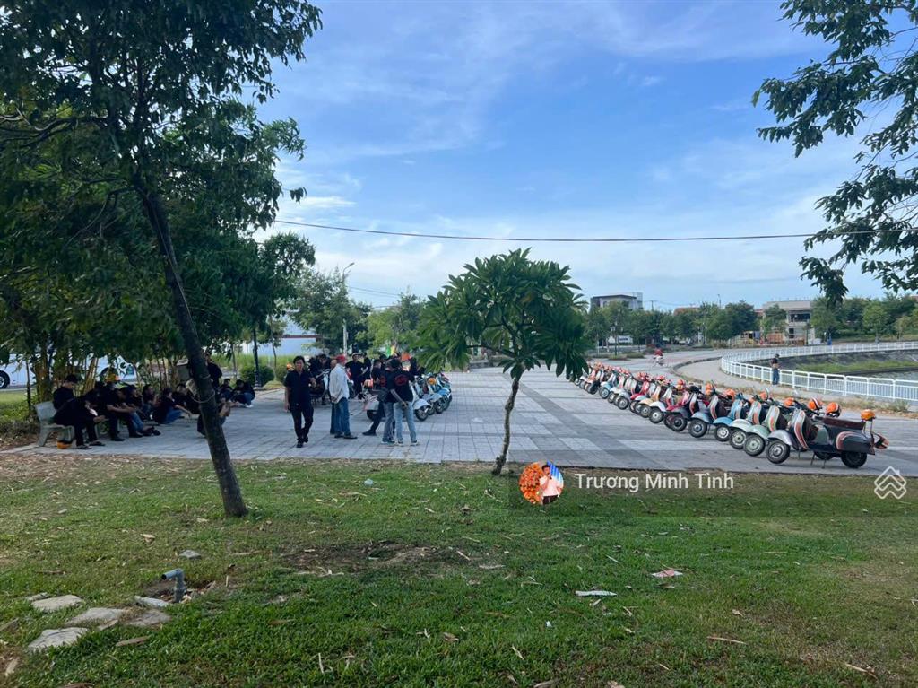 Bán đất chính chủ tại bờ hồ 1, view ra hồ rất thoáng mát, dt 200 m2 ngang 10m. giá tốt đầu tư