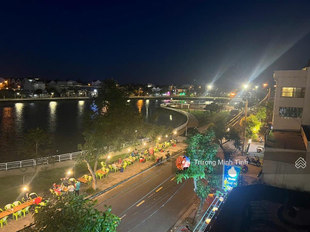 Bán đất chính chủ tại bờ hồ 1, view ra hồ rất thoáng mát, dt 200 m2 ngang 10m. giá tốt đầu tư