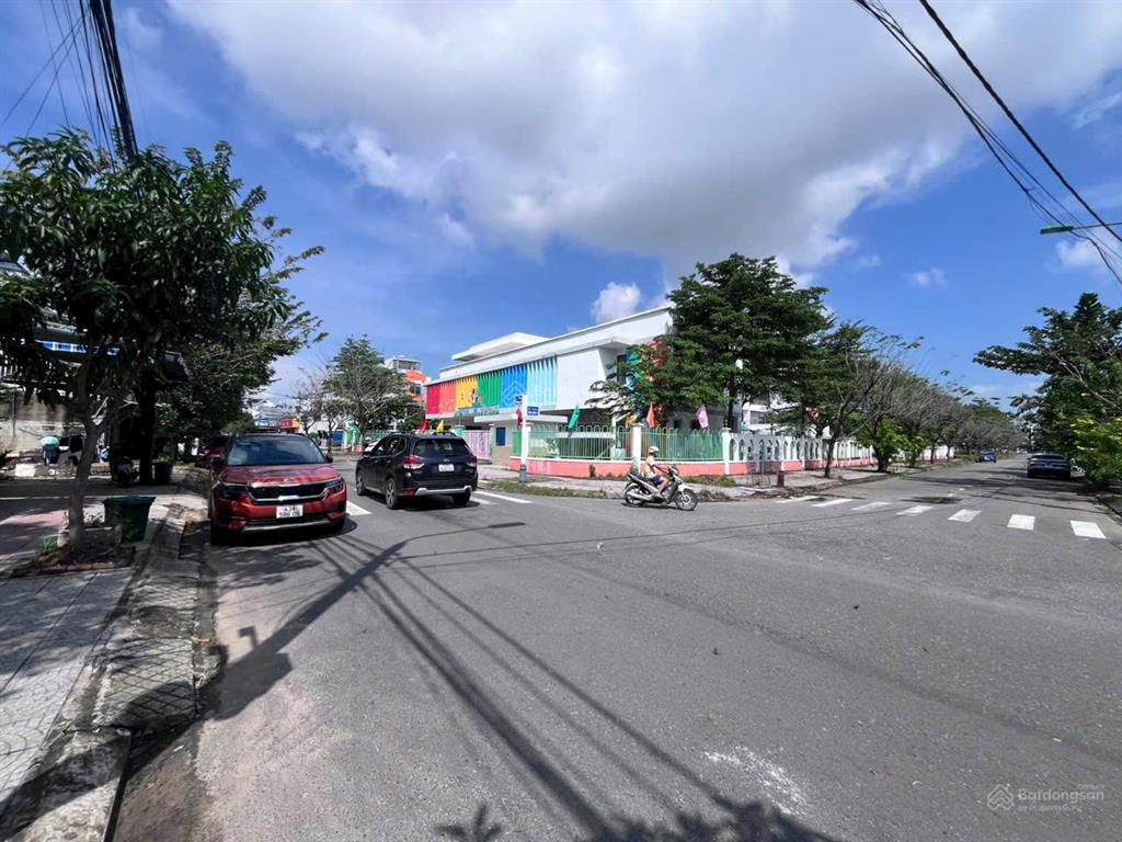 Ngộp bank lô góc 2 mặt tiền đường 7m5  chỉ 65triệu/m2
ven sông  công viên thoáng vĩnh viễn.