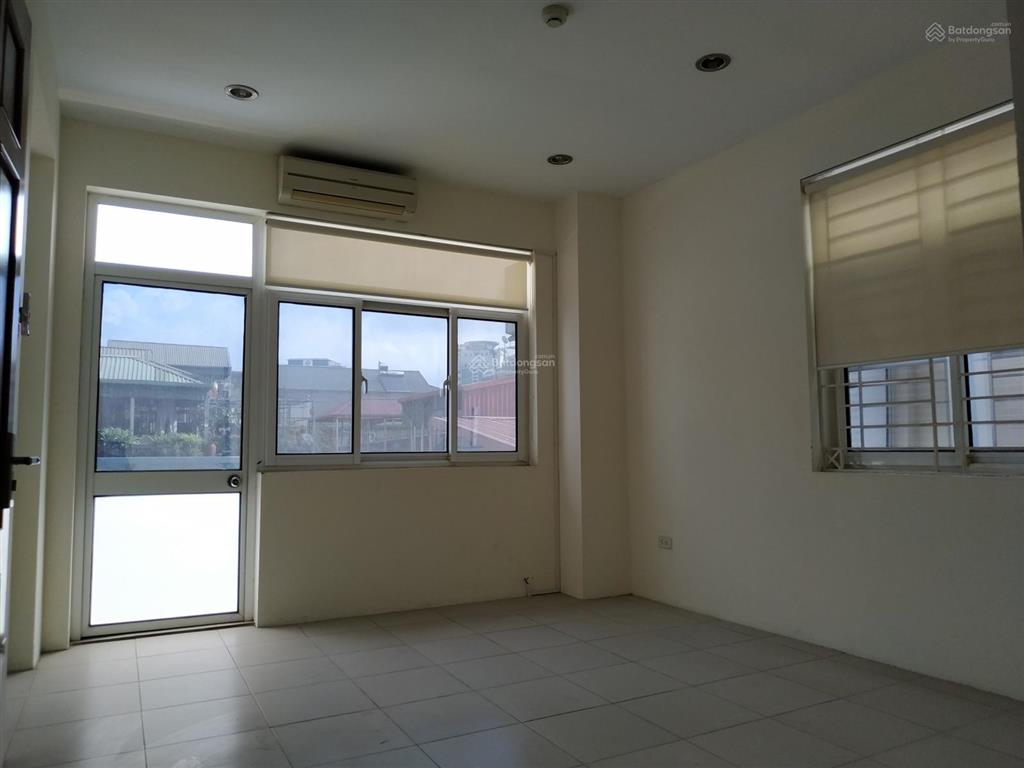 Chính chủ cho thuê văn phòng tại số 27 ngõ 135 núi trúc, 2 mặt thoáng, 20 m2, giá 4 triệu/tháng