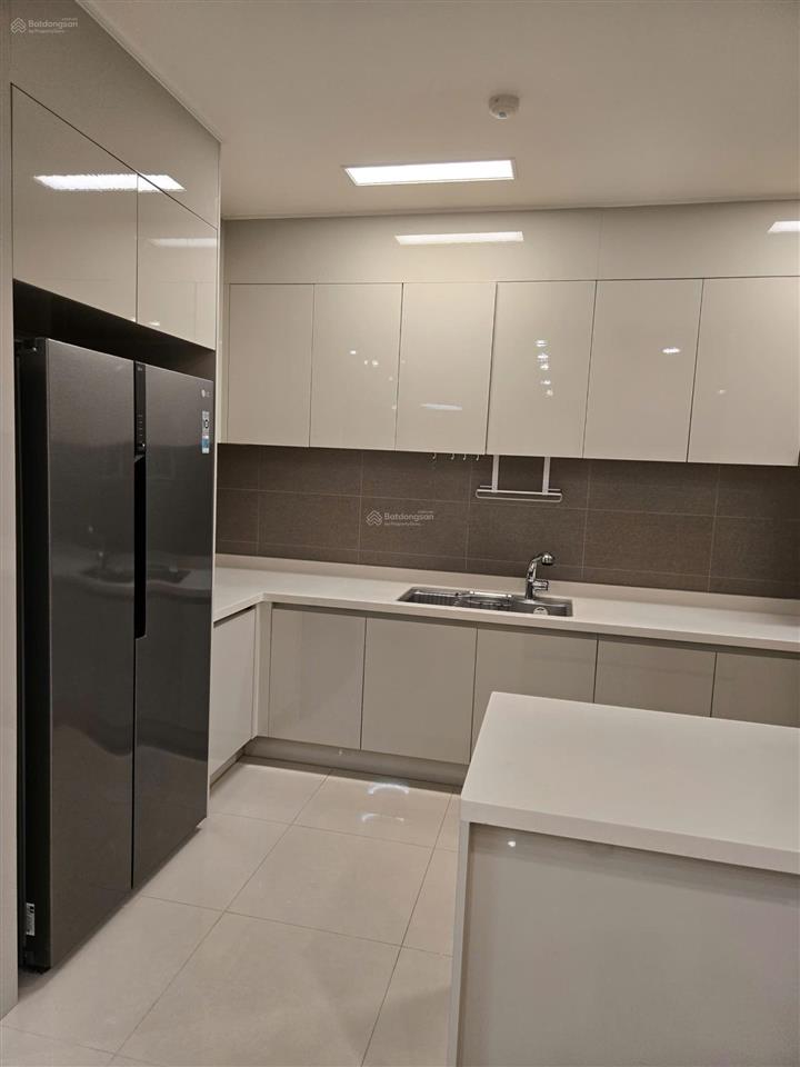 Cho thuê căn hộ cao cấp starlake, 101 m2, 2 pn, view đẹp, full nội thất xịn, giá 28 tr/th
