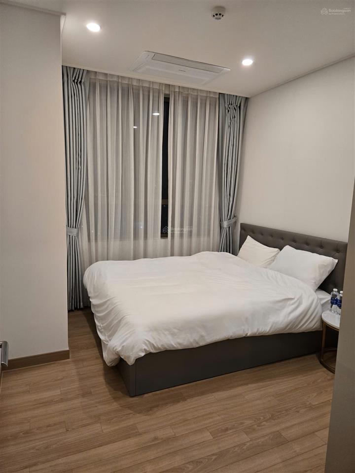 Cho thuê căn hộ cao cấp starlake, 101 m2, 2 pn, view đẹp, full nội thất xịn, giá 28 tr/th