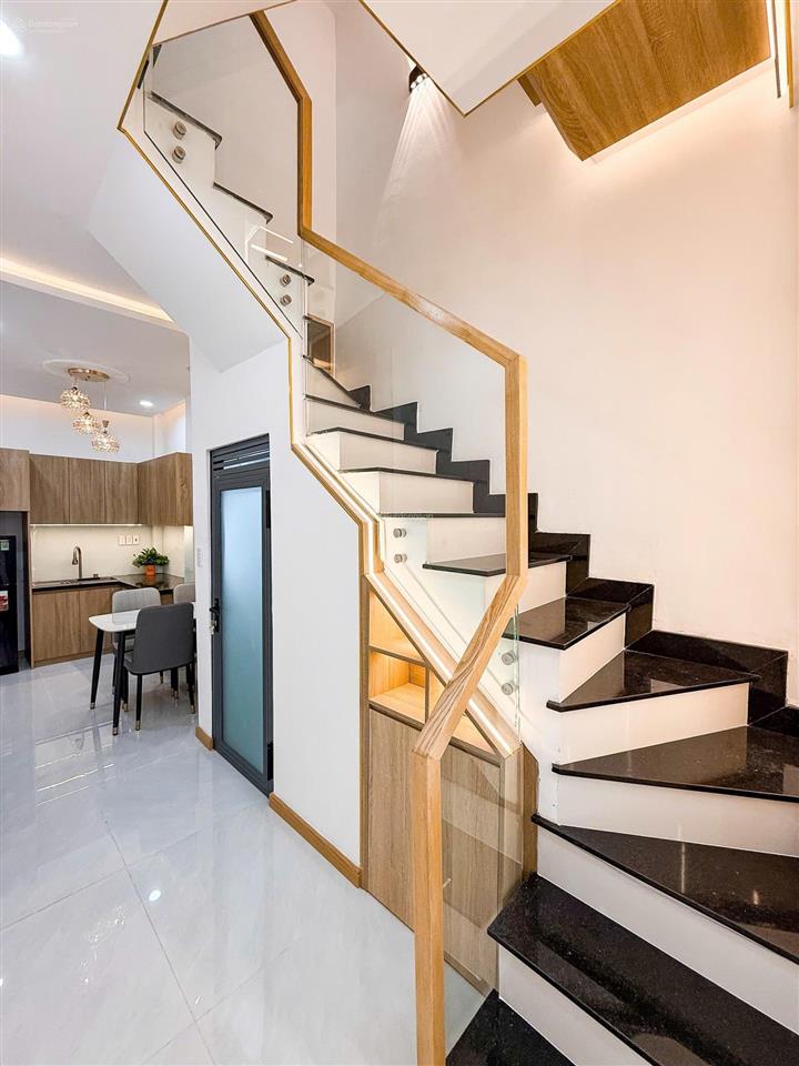 Bán gấp nhà riêng mới xây 3 tầng. 4 phòng ngủ, 3 wc. tặng full nội thất. nguyễn thái sơn gò vấp