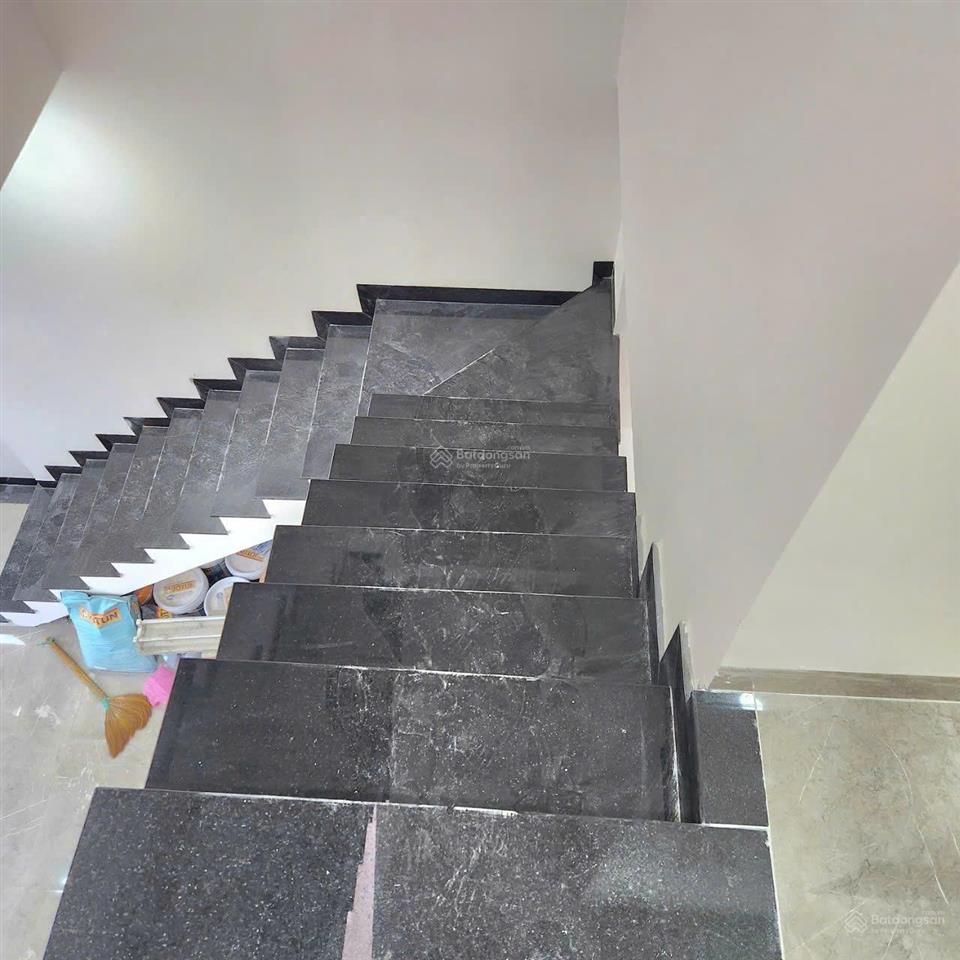 Bán nhà mới xây, p. long trường, đường trước nhà 7m, ô tô đậu trong nhà