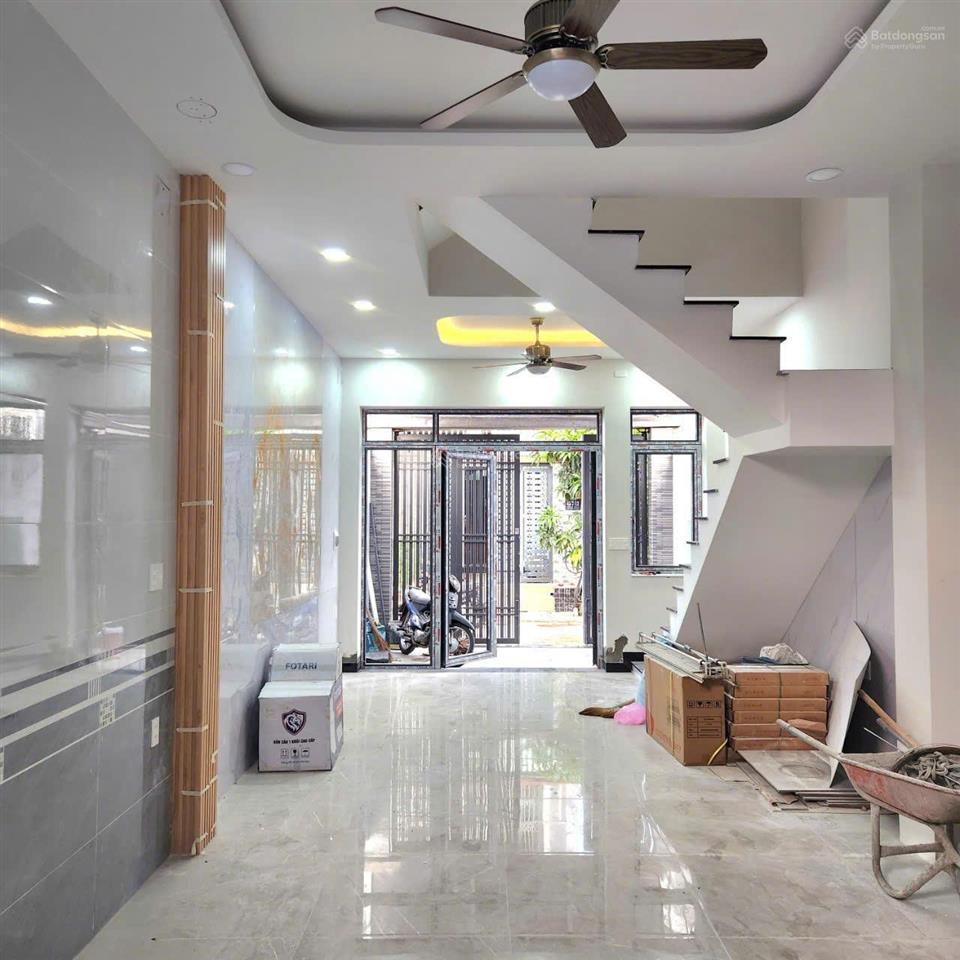 Bán nhà mới xây, p. long trường, đường trước nhà 7m, ô tô đậu trong nhà