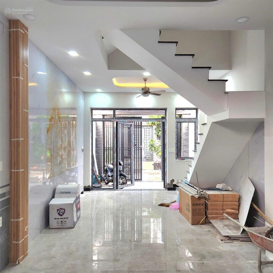 Bán nhà mới xây, p. long trường, đường trước nhà 7m, ô tô đậu trong nhà