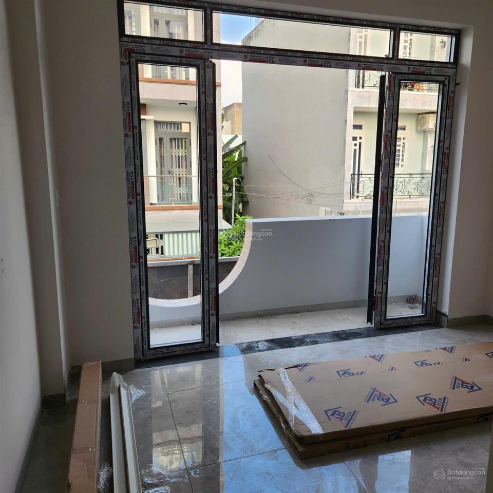 Bán nhà mới xây, p. long trường, đường trước nhà 7m, ô tô đậu trong nhà
