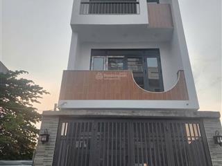 Bán nhà mới xây, p.long trường, đường trước nhà 7m,oto đậu trong nhà,